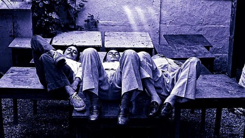 Chico Buarque, Tom Jobim e Vinicius de Moraes posam juntos em um ambiente urbano no Rio de Janeiro (Foto: Reprodução)