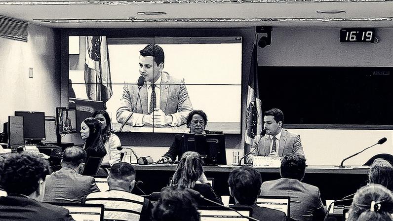 Audiência na Comissão de Desenvolvimento Urbano, presidida por Yury do Paredão (com microfone): colegiado da Câmara aprovou a jato emendas (Foto: Zeca Ribeiro/Câmara dos Deputados)