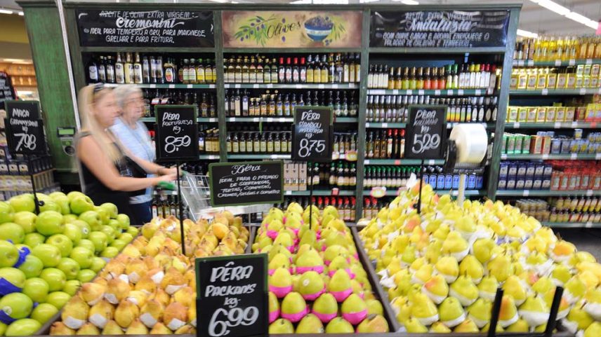 Estande de frutas em supermercado da rede Pão de Açúcar, no bairro do Butantã (Foto: Germano Luders/VEJA)