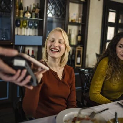 Cerca de 60% dos jovens afirmam que vida social prejudica metas financeiras