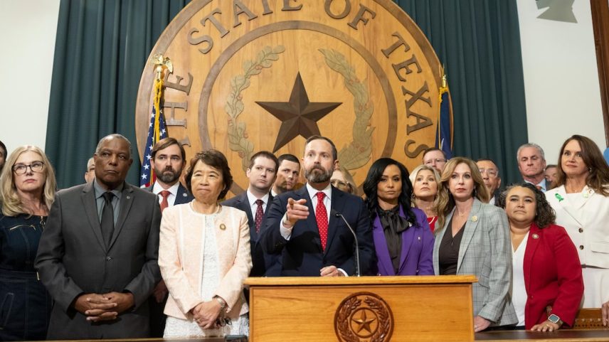 O deputado estadual Dustin Burrows, presidente da Câmara dos Representantes do Texas, responde a perguntas em uma coletiva de imprensa após uma reunião republicana para discutir o redesenho dos distritos no estado, em Austin, 4 de agosto de 2025. A governadora Kathy Hochul, de Nova York, recebeu na segunda-feira legisladores estaduais democratas que fugiram do Texas para frustrar um gerrymander republicano, mas disse que tentaria elaborar um próprio para fortalecer os democratas. (Foto: Ilana Panich-Linsman/The New York Times)