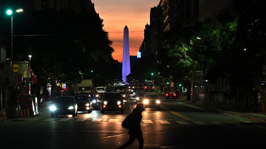 Imagem do obelisco de Buenos Aires tirada durante o pôr do sol em 23 de maio de 2022. - O obelisco, que é emblemático de Buenos Aires e um marco histórico nacional, foi erguido em 23 de maio de 1936 e mede 67 metros de altura. A estrutura foi feita para comemorar o 400º aniversário da fundação original de Buenos Aires — Foto: Luis ROBAYO / AF