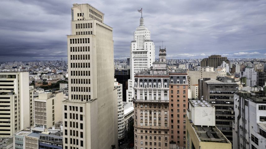 O edifício São João (à esq.) se destaca na paisagem do centro histórico de São Paulo ao lado de outros prédios históricos, como o Martinelli (à dir.) e o Altino Arantes, ao fundo. (Foto: Eduardo Knapp - 13.jan.2025/Folhapress)