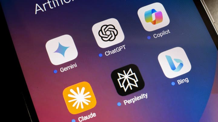 Os logotipos do Google Gemini, ChatGPT, Microsoft Copilot, Claude da Anthropic, Perplexity e Bing são exibidos na tela de um smartphone em Reno, Estados Unidos, em 21 de novembro de 2024. (Foto: Jaque Silva | Nurphoto | Getty Images)