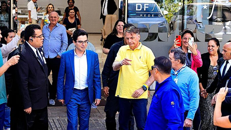 Ex-presidente Jair Bolsonaro deixa o hospital DF Star em Brasília após realizar exames (Foto: Reprodução)