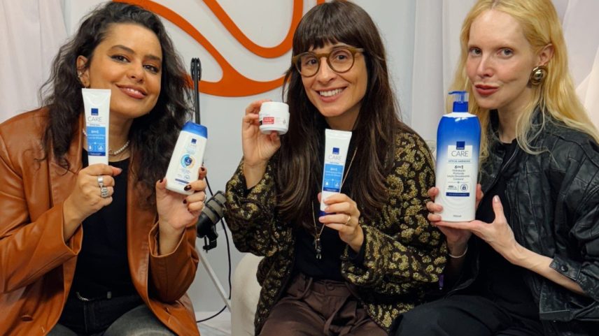 Camila Fremder e Jana Rosa protagonizam episódio especial do Vênus Podcast patrocinado pela Avon Care, que destaca o Creme para Mãos Luva de Silicone como solução prática e eficaz de hidratação (Foto: Divulgação)