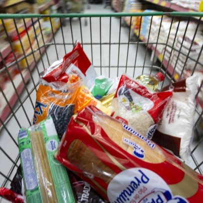 Queda nos preços dos alimentos reduz inflação entre os mais pobres, revela Ipea