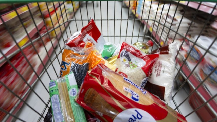 Cesta básica no supermercado Merko, na Tijuca. (Foto: Leo Martins / Agência O Globo)