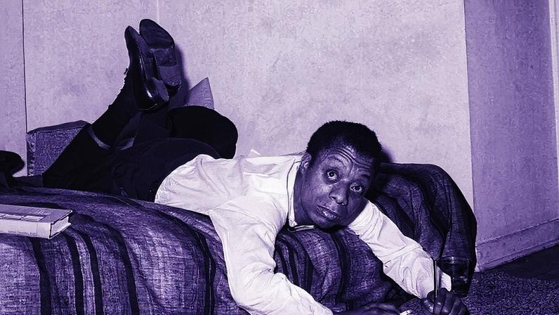 James Baldwin se espreguiça na cama em seu apartamento em Nova York em 1963. (Foto: Bettmann/Getty)