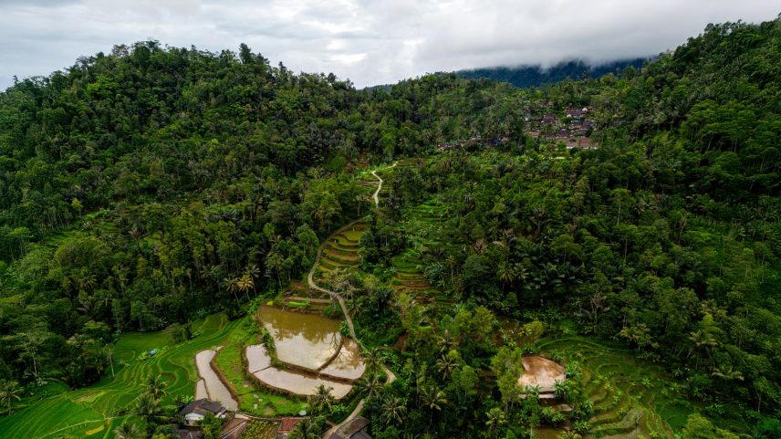 Uma vista aérea de uma vila perto de Sukabumi onde o ataque à villa ocorreu. (Foto: Reprodução)