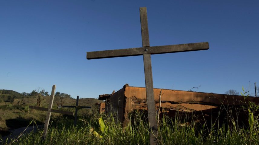 Ruínas do distrito de Bento Rodrigues, atingido pelo rompimento da barragem do Fundão, em Mariana (Foto: Márcia Foletto / Agência O Globo)