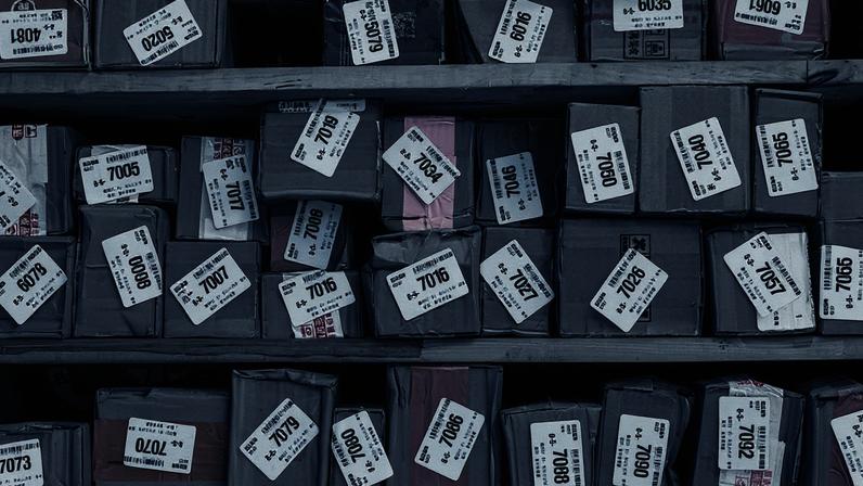 Pacotes em um centro de triagem de Pequim, na China, antes de serem enviados aos EUA (Foto: Na Bian/Bloomberg)