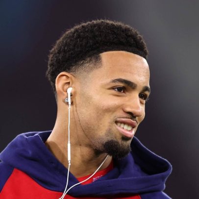 Ethan Nwaneri renova contrato de cinco anos e se destaca no Arsenal