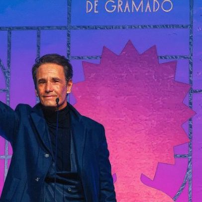 Rodrigo Santoro é homenageado com Kikito de Cristal no Festival de Gramado