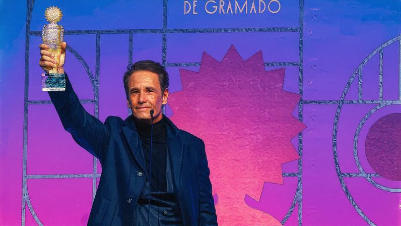 Rodrigo Santoro recebe Kikito de Cristal no Festival de Gramado (Foto: Diego Vara/Agência Pressphoto/Divulgação)