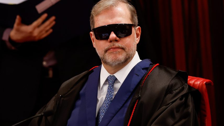 Ministro Dias Toffoli em sessão plenária em dezembro (ele havia passado por uma cirurgia oftalmológica, por isso a necessidade de usar óculos escuros) (Foto: Pedro Ladeira/ Folhapress)