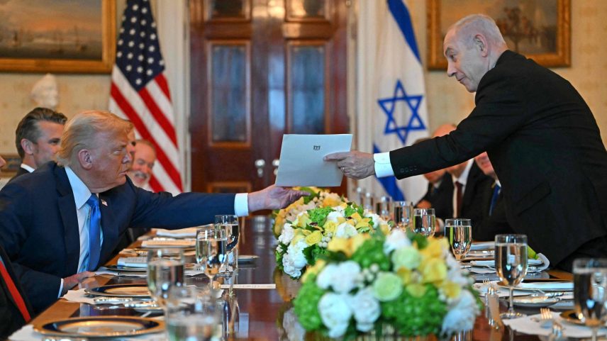 Premiê israelense Binyamin Netanyahu entrega carta ao presidente dos Estados Unidos, Donald Trump, durante encontro na Casa Branca, em Washington, DC (Foto: Andrew Caballero-Reynolds - 6.jul.25/AFP)