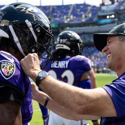 Lamar Jackson é considerado um dos melhores passadores da história, afirma Harbaugh