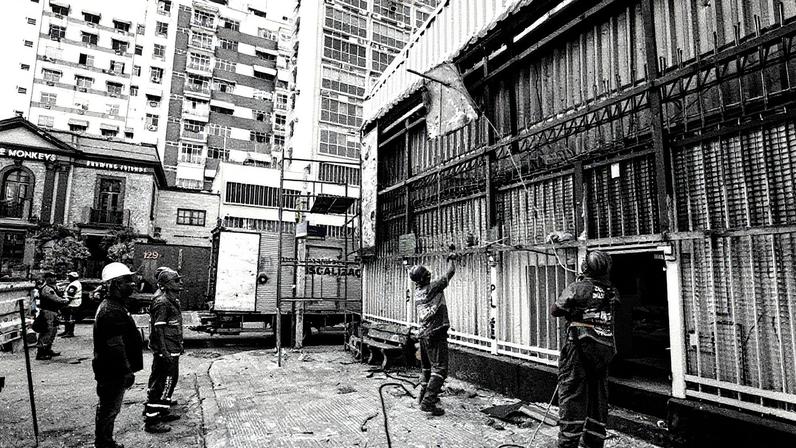 Imóvel onde funcionava centro comercial é demolido em ação da prefeitura por série de irregularidades — Foto: Fabiano Rocha / Agência O Globo
