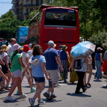 Turistas lotam Paris, Barcelona e Veneza, e movimento continua intenso