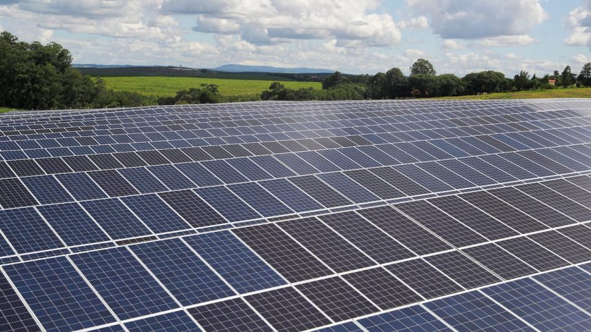 Uma granja de painéis solares fotovoltaicos em Porto Feliz, Brasil, em 2020. (Foto: AMANDA PEROBELLI/Reuters)