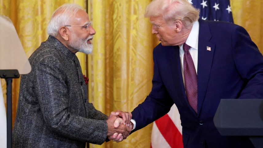 O presidente dos EUA, Donald Trump, e o primeiro-ministro indiano, Narendra Modi, apertam as mãos durante uma coletiva de imprensa conjunta na Casa Branca, em Washington, D.C., EUA, 13 de fevereiro de 2025. (Foto: REUTERS/Kevin Lamarque)