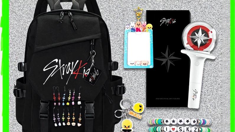 Stray Kids lançaram o novo LP 'KARMA.' Para comemorar, reunimos mercadorias oficiais e não oficiais da banda que você pode comprar agora. (Foto: Reprodução)