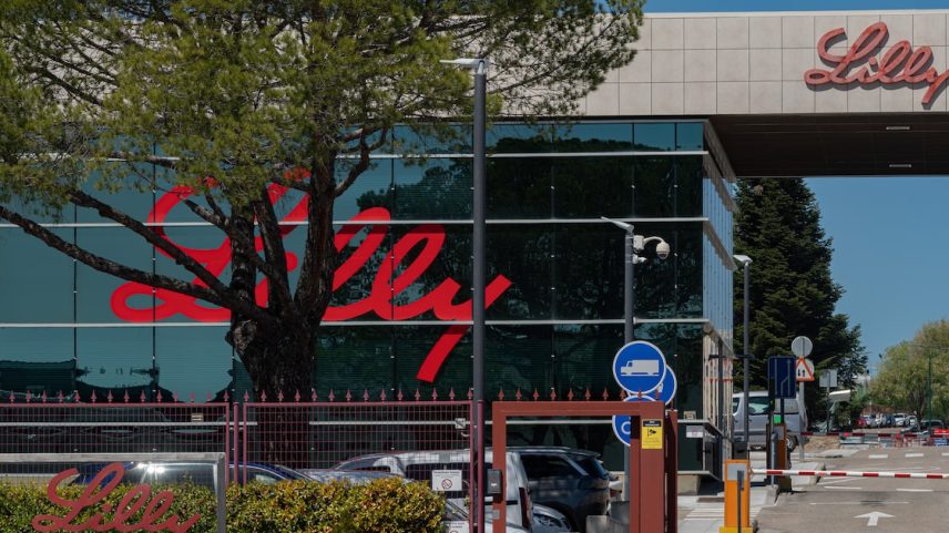 Apesar das dificuldades, muitos analistas continuam otimistas em relação à Eli Lilly, com expectativa de que suas ações subam 26% em 12 meses (Foto: Bloomberg/Emilio Parra Doiztua)
