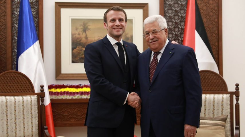 O presidente francês, Emmanuel Macron, e o presidente palestino, Mahmud Abbas, se reúnem no escritório presidencial em Ramala (Palestina), em 22 de janeiro de 2020. (Foto: Anadolu Agency via Getty Images)