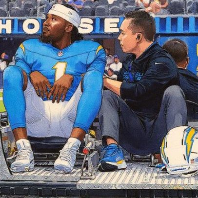 Quentin Johnston deixa campo em maca após forte impacto contra os Rams