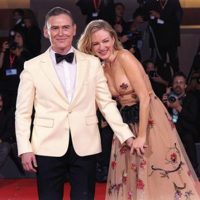 Naomi Watts e Billy Crudup trocam carinhos no tapete vermelho de Veneza