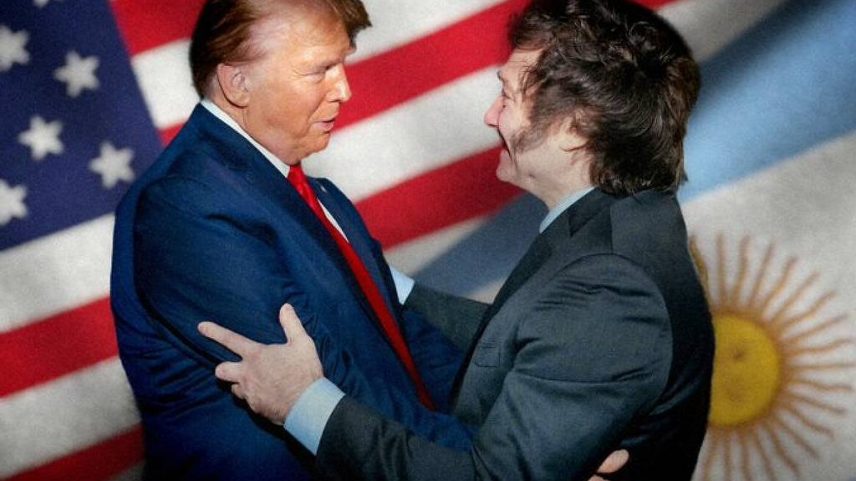 O presidente eleito dos EUA, Donald Trump, e o argentino, Javier Milei, se cumprimentam em frente às bandeiras de ambos os países, em 2024 (Foto: @jmilei no X)