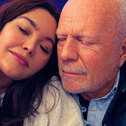Esposa de Bruce Willis responde a críticos após revelação sobre casas separadas
