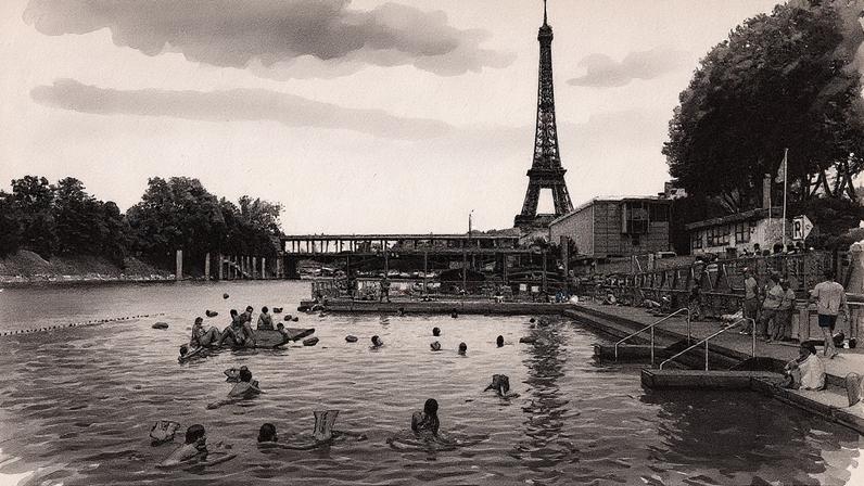 Visitantes pulam no rio Sena, com vista para a torre Eiffel, no primeiro dia de liberação para banho público, em julho (Foto: Abdul Saboor - 5.jul.2025//Reuters)
