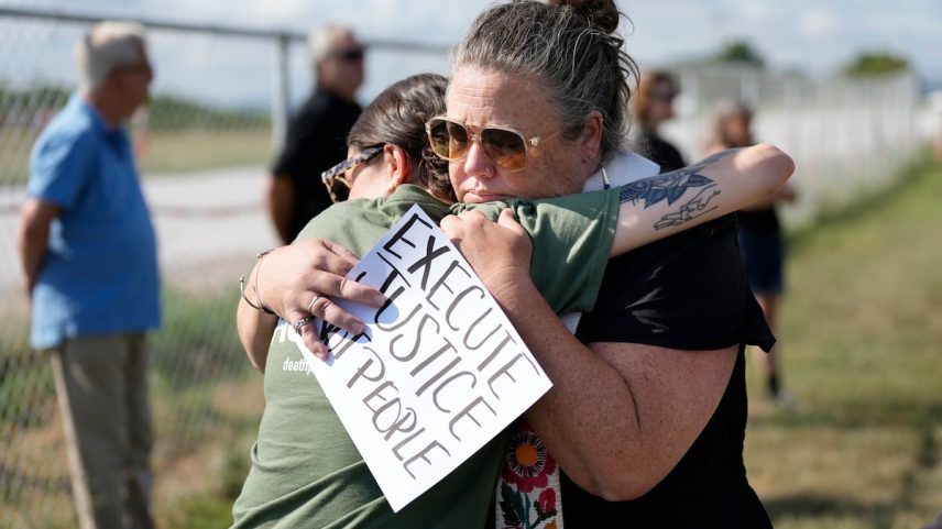 Duas mulheres se manifestam contra a pena de morte no penal Riverbend de Nashville, este terça-feira. (Foto: Mark Humphrey/AP)