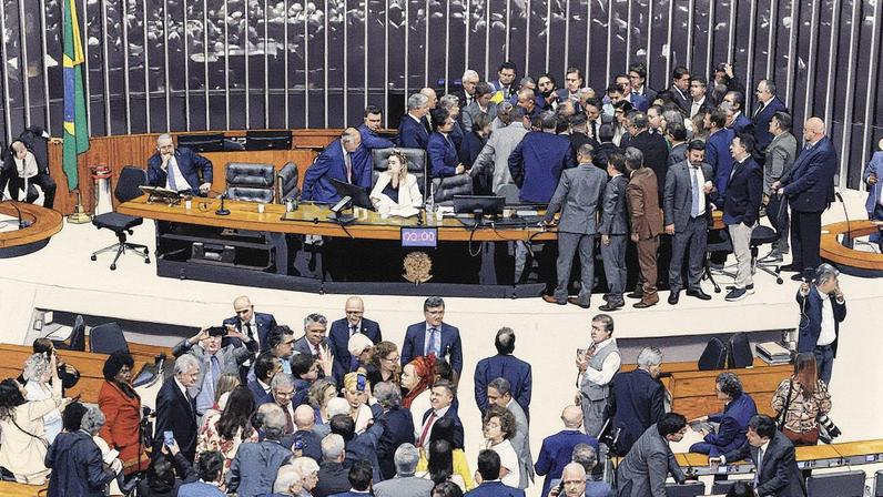 O plenário da Câmara dos Deputados durante o motim bolsonarista que ocupou a Mesa Diretora. (Foto: Pedro Ladeira - 6.ago.25/Folhapress)