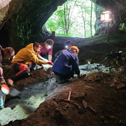 Cientistas brasileiros exploram cavernas romenas em busca de vestígios neandertais