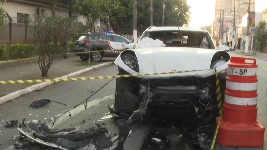 Porsche ficou destruído após colisão na contramão, no Cambuci, em São Paulo (Foto: Reprodução TV Globo)