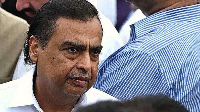 Mukesh Ambani, presidente e diretor executivo da Reliance Industries, chega para prestar suas últimas homenagens ao industrial indiano Ratan Tata no Centro Nacional de Artes Performáticas (NCPA) antes de sua cremação em Mumbai no dia 10 de outubro de 2024. (Foto: Punit Paranjpe | AFP | Getty Images)