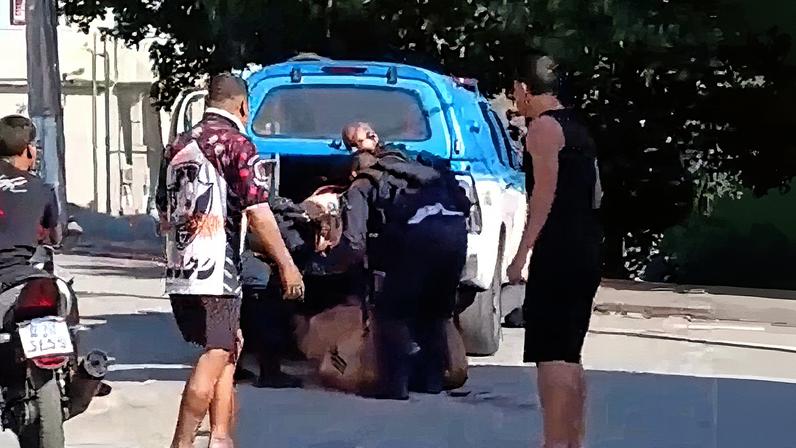 Corpo caído no chão na comunidade do Muquiço, em Guadalupe (Foto: Reprodução)