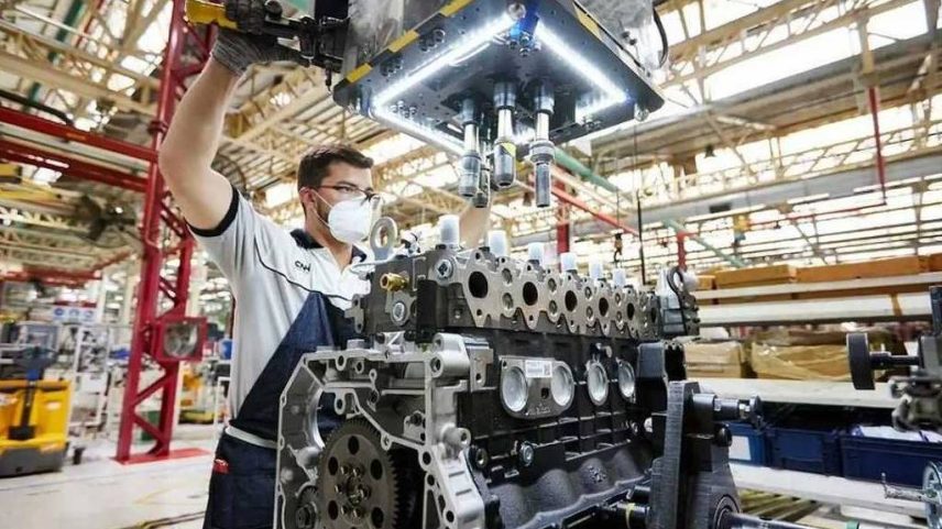 Funcionário trabalha na montagem de motor na fábrica da Iveco em Córdoba, Argentina (Foto: Divulgação)