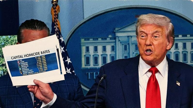 O presidente Donald Trump segura uma tabela com índices de homicídios de capitais ao redor do mundo durante uma conversa com jornalistas em Washington (Foto: Andrew Caballero-Reynolds - 11.ago.2025/AFP)