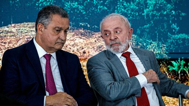 Presidente Lula e Rui Costa na Cerimônia de assinatura do contrato de concessão da BR-381 (Foto: Brenno Carvalho / Agência O Globo)