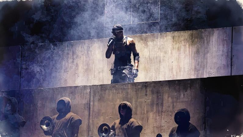 Travis Scott encerrou o Reading Festival de 2025 com uma rápida apresentação de 25 músicas em 55 minutos durante sua performance principal na noite de domingo (24 de agosto). (Foto: Reprodução)