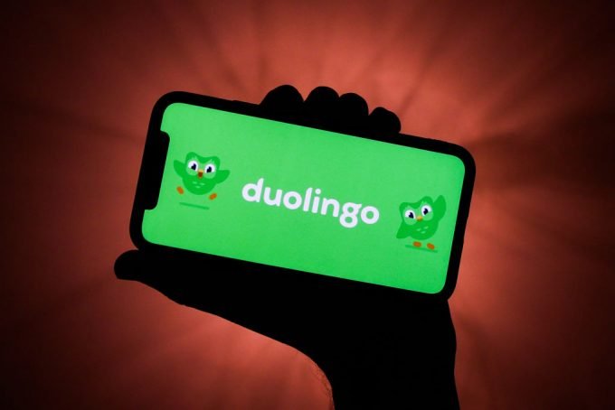 CEO do Duolingo causou polêmica ao anunciar uso de IA como critério para promoções e contratações (Foto: Jakub Porzycki/NurPhoto/Getty Images)