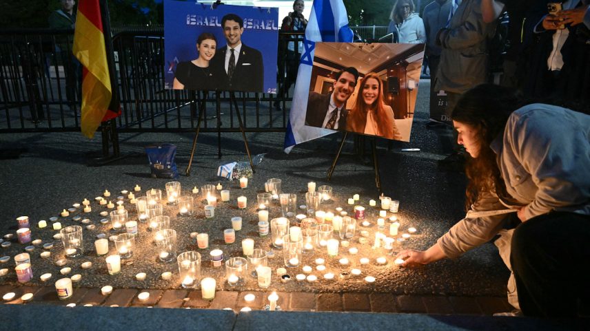 Uma vigília à luz de velas por Yaron Lischinsky e Sarah Lynn Milgrim, que foram baleados no Museu Judaico do Capitólio. (Foto: AFP via Getty Images)