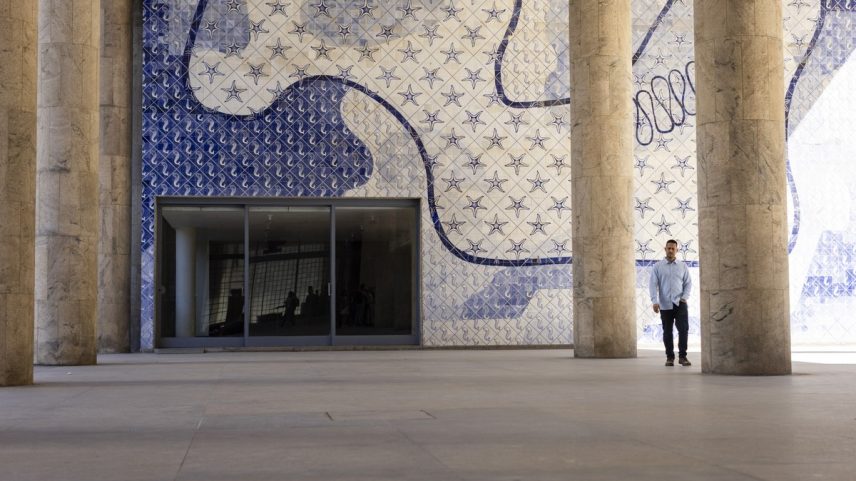 Painel de azulejo de Cândido Portinari no pilotis do Palácio Capanema (Foto: Márcia Foletto/ Agência O Globo)
