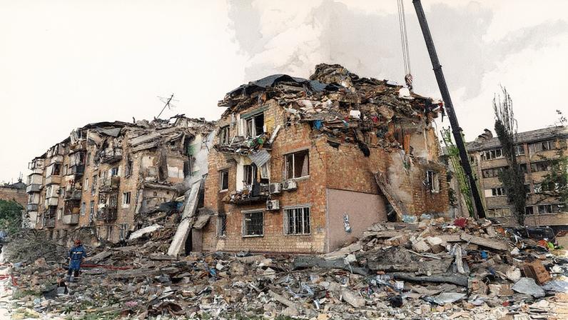 Edifício atingido por um ataque russo com mísseis e drones, em meio à ofensiva da Rússia contra a Ucrânia, em Kyiv, Ucrânia. (Foto: REUTERS/Valentyn Ogirenko)