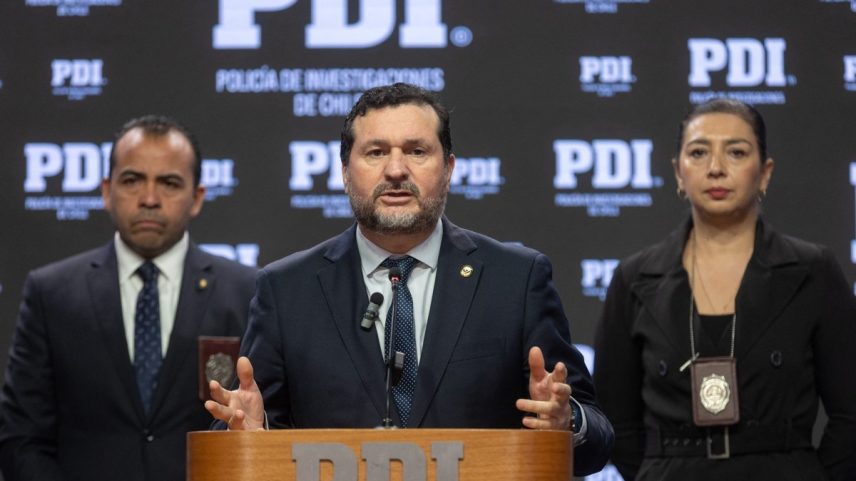 O promotor de Crime Organizado Hector Barros (C) gesticula enquanto fala durante uma coletiva de imprensa anunciando a prisão de um membro da gangue 'Tren de Aragua', ligada ao sequestro e assassinato do ex-oficial militar venezuelano Ronald Ojeda (Foto: Raul BRAVO / AFP)