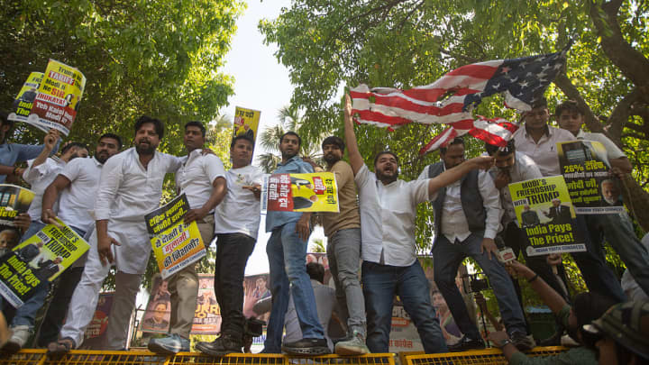 Membros da Juventude do Congresso Indiano protestam contra o silêncio do governo Modi sobre a tarifa de 26% imposta pelo presidente dos EUA, Donald Trump, em Nova Délhi, Índia, em 5 de abril de 2025. (Foto: Amarjeet Kumar Singh | Anadolu | Getty Images)